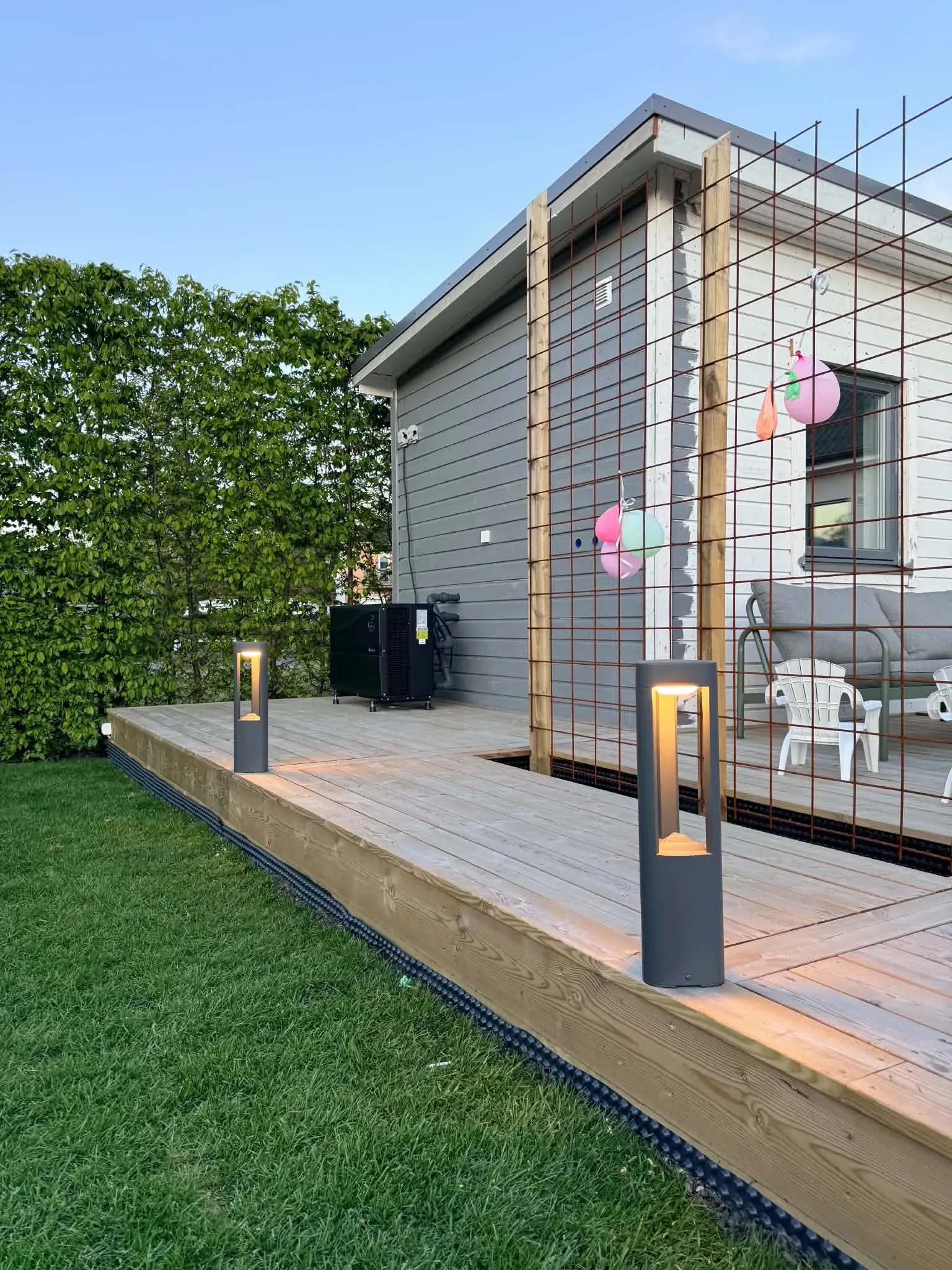Trädgårdsbelysning vid altan på villa i Skåne, installerad av LEVel Elinstallationer